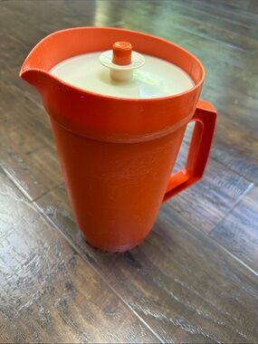 Vintage Tupperware Orange 2 Quart Pitcher with Push Button Seal Lid 800-11